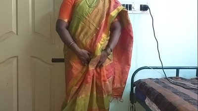 នារីបម្រើជនជាតិឥណ្ឌា Desi បង្ហាញក្បាលសុដន់ធម្មជាតិដល់ម្ចាស់ផ្ទះ